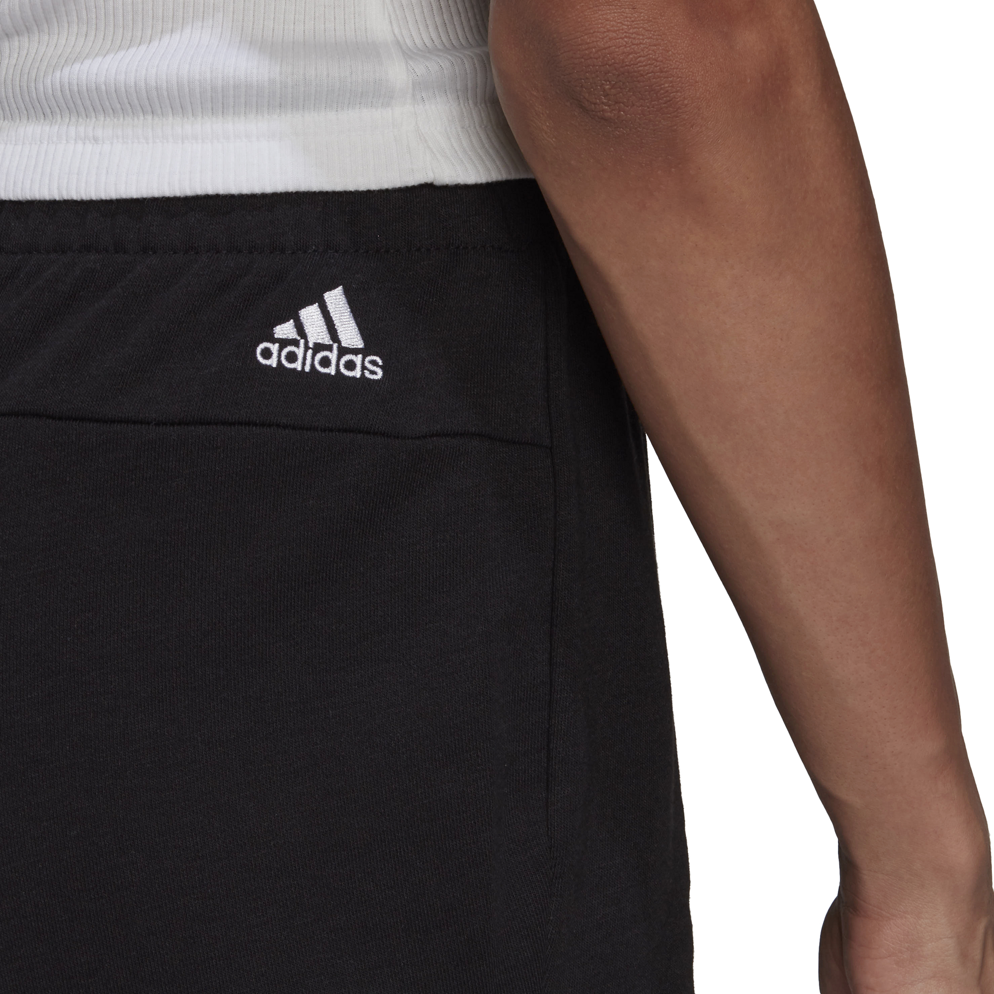 ESSENTIALS SLIM SHORTS