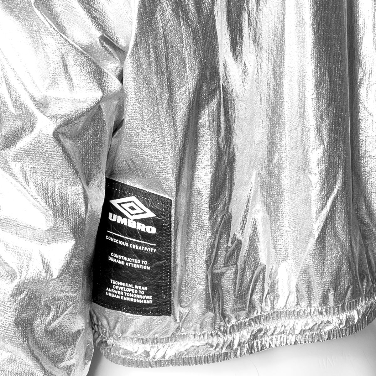 UMBRO REFLECTIVE TECH HZ JACKET - WMNS SILVER / BLACK