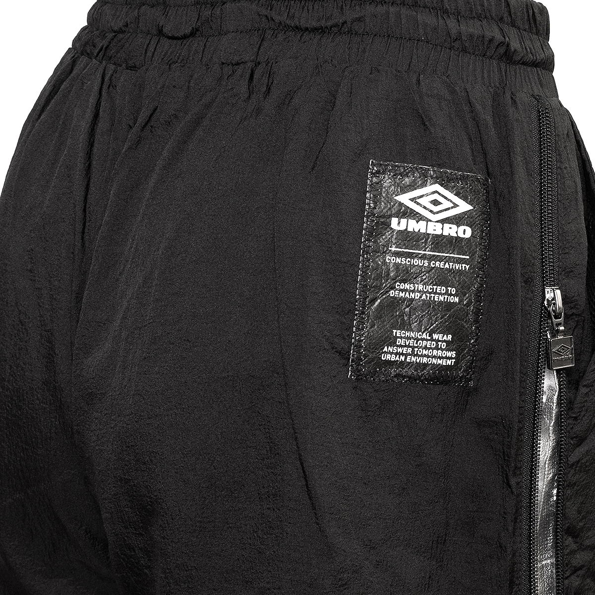 UMBRO REFLECTIVE TECH SHORT - WMNS BLACK / REFLECTIVE