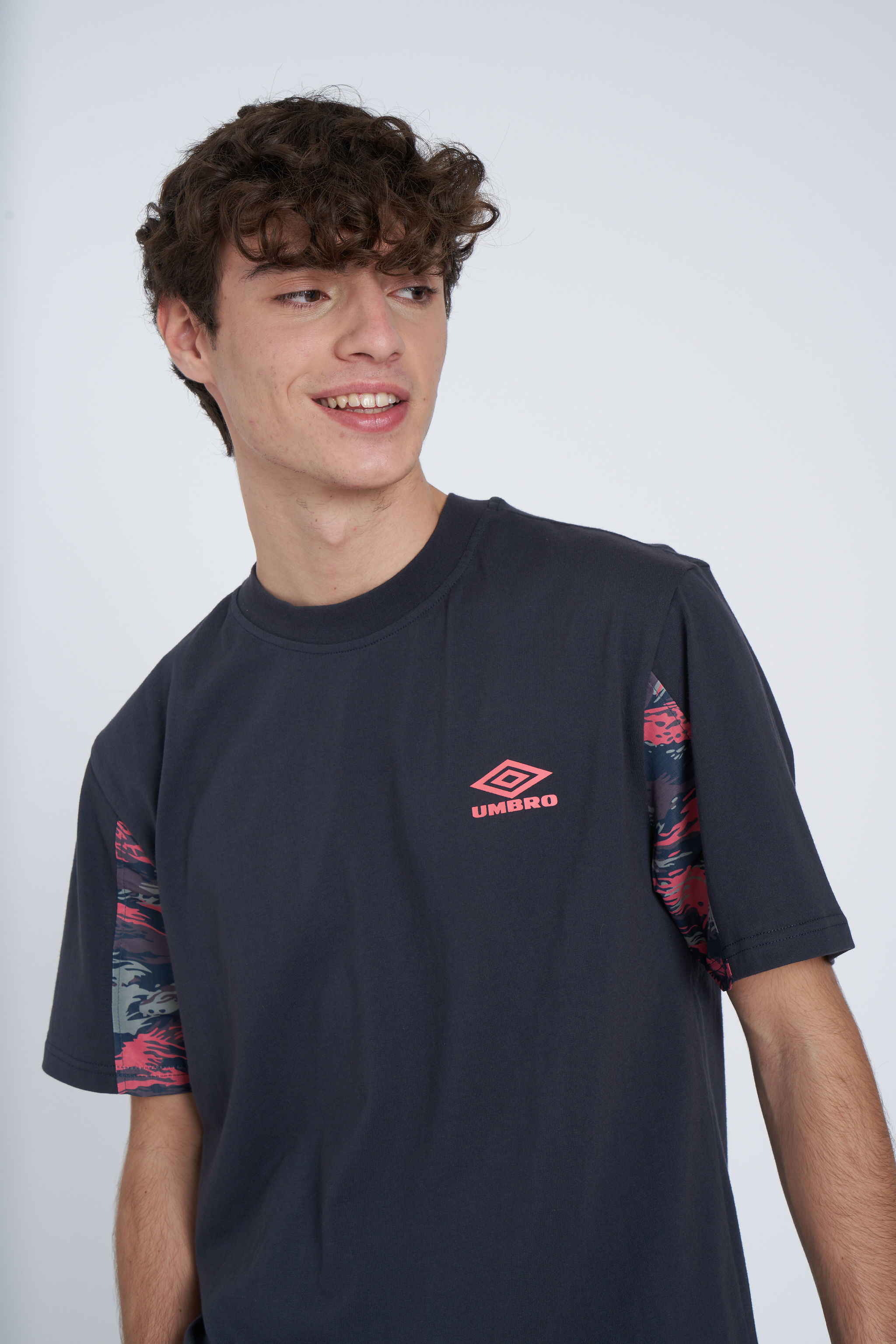 UMBRO RESORT CREW TEE INDIAN INK / PINK LIFT