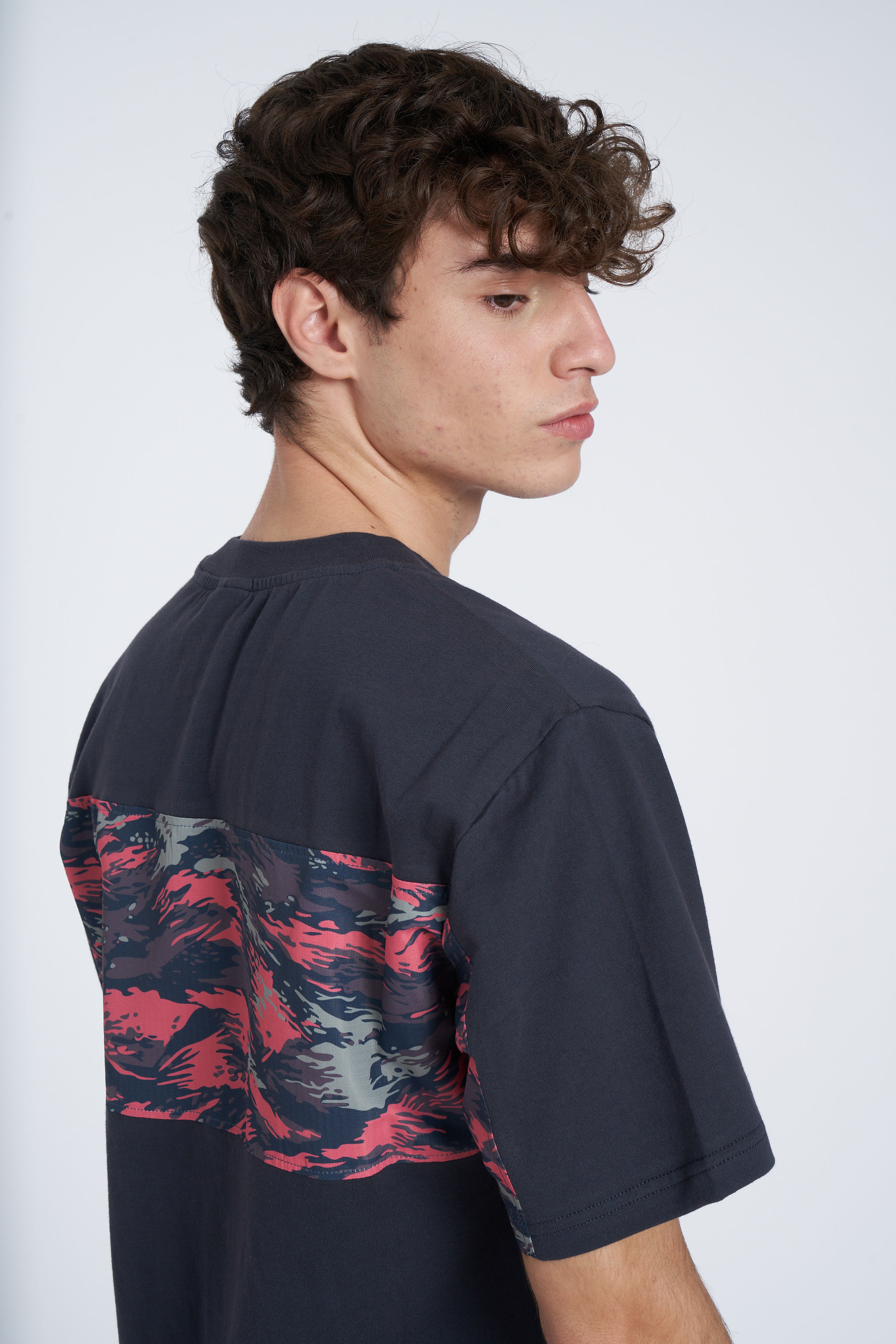 UMBRO RESORT CREW TEE INDIAN INK / PINK LIFT