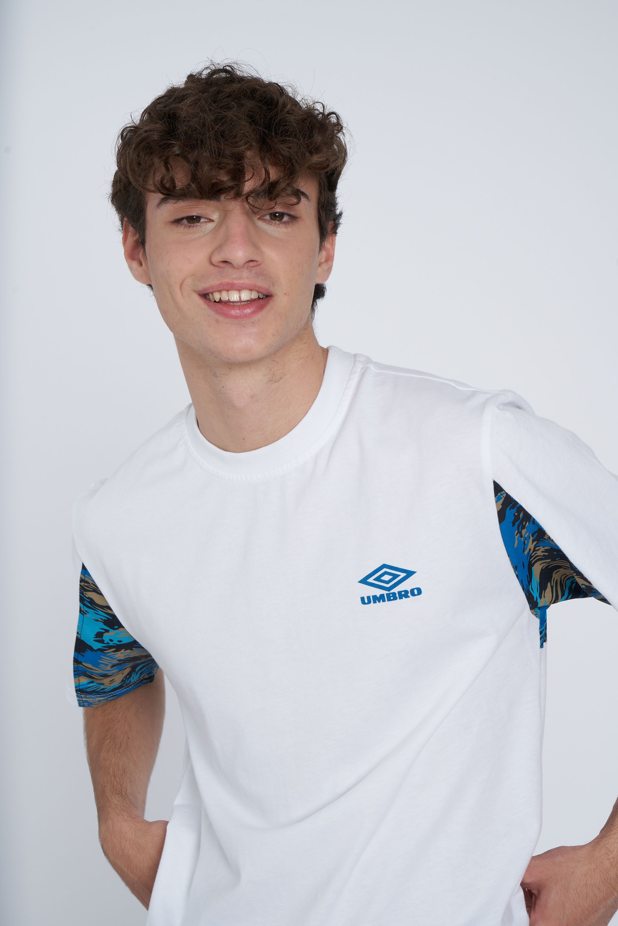 UMBRO RESORT CREW TEE WHITE / SCUBA