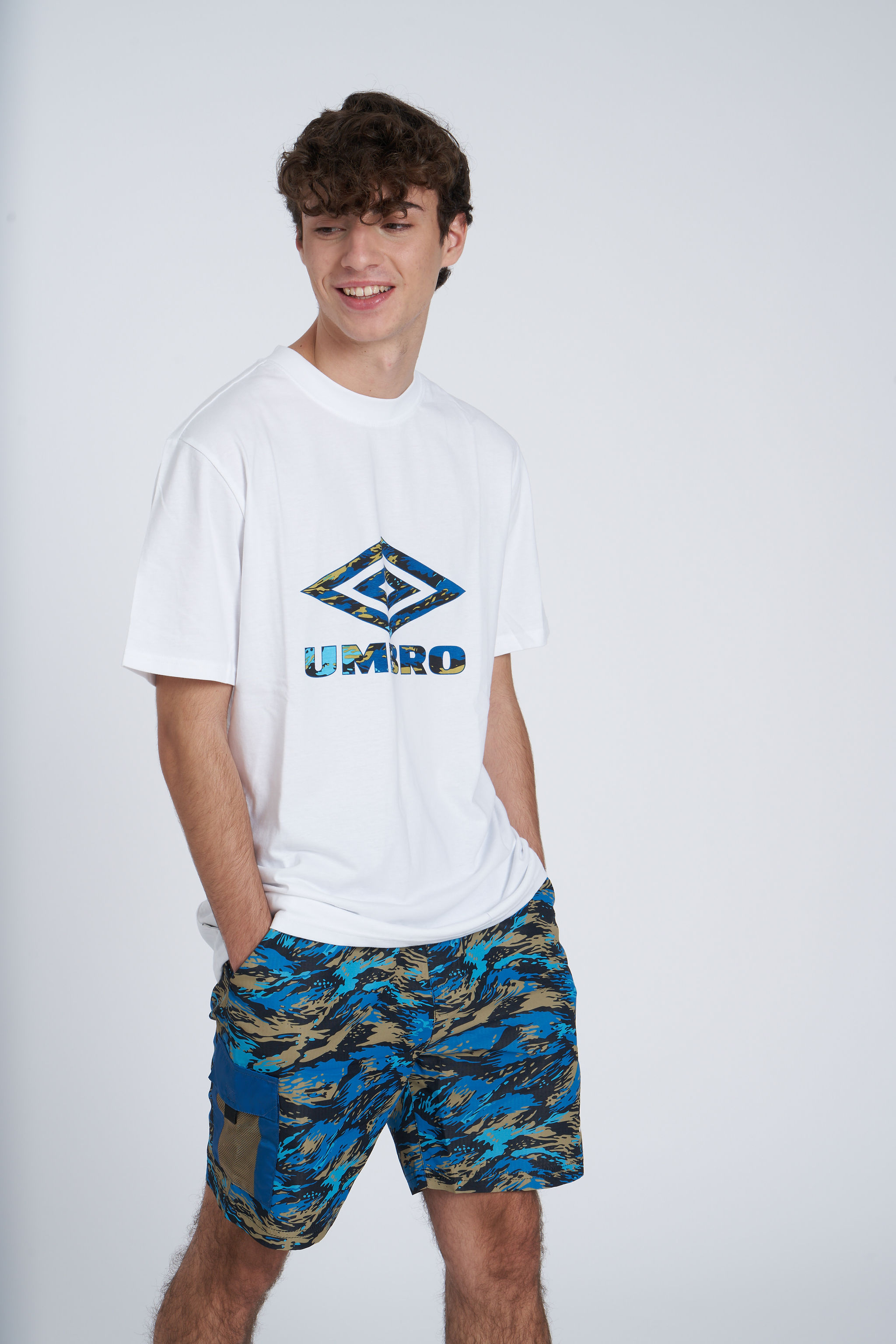 UMBRO RESORT GRAPHIC TEE WHITE / MYKONOS MULTI