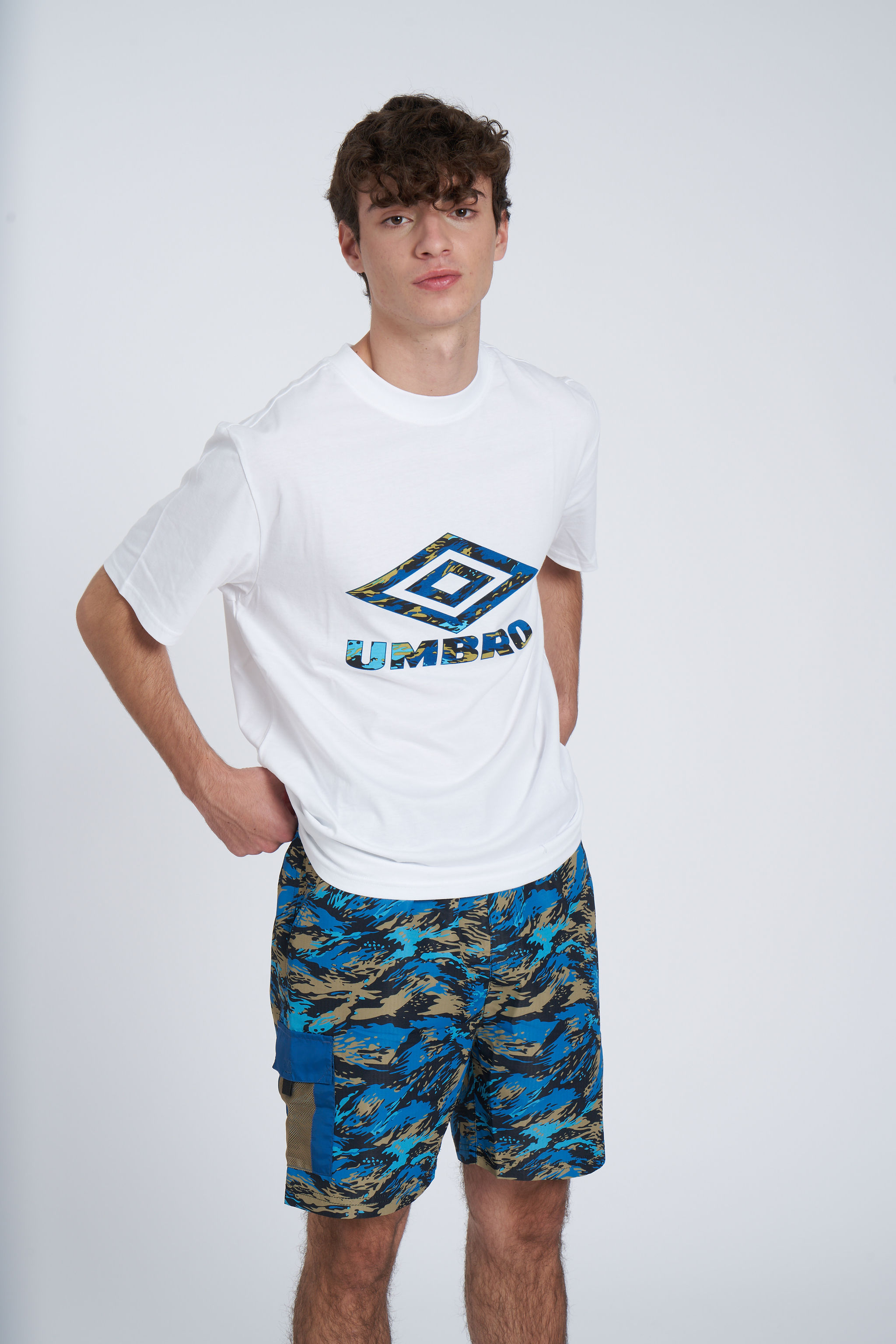 UMBRO RESORT GRAPHIC TEE WHITE / MYKONOS MULTI