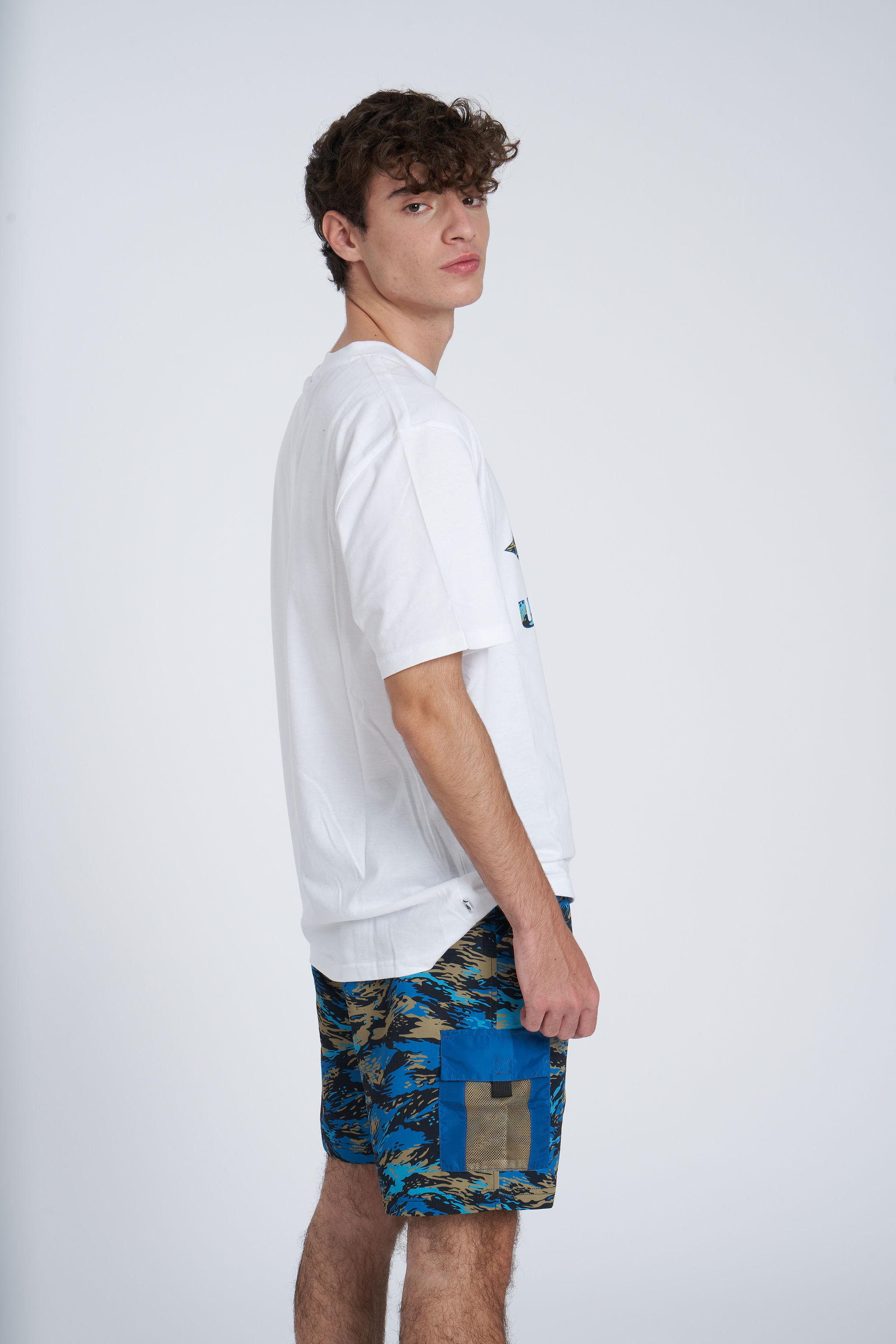 UMBRO RESORT GRAPHIC TEE WHITE / MYKONOS MULTI