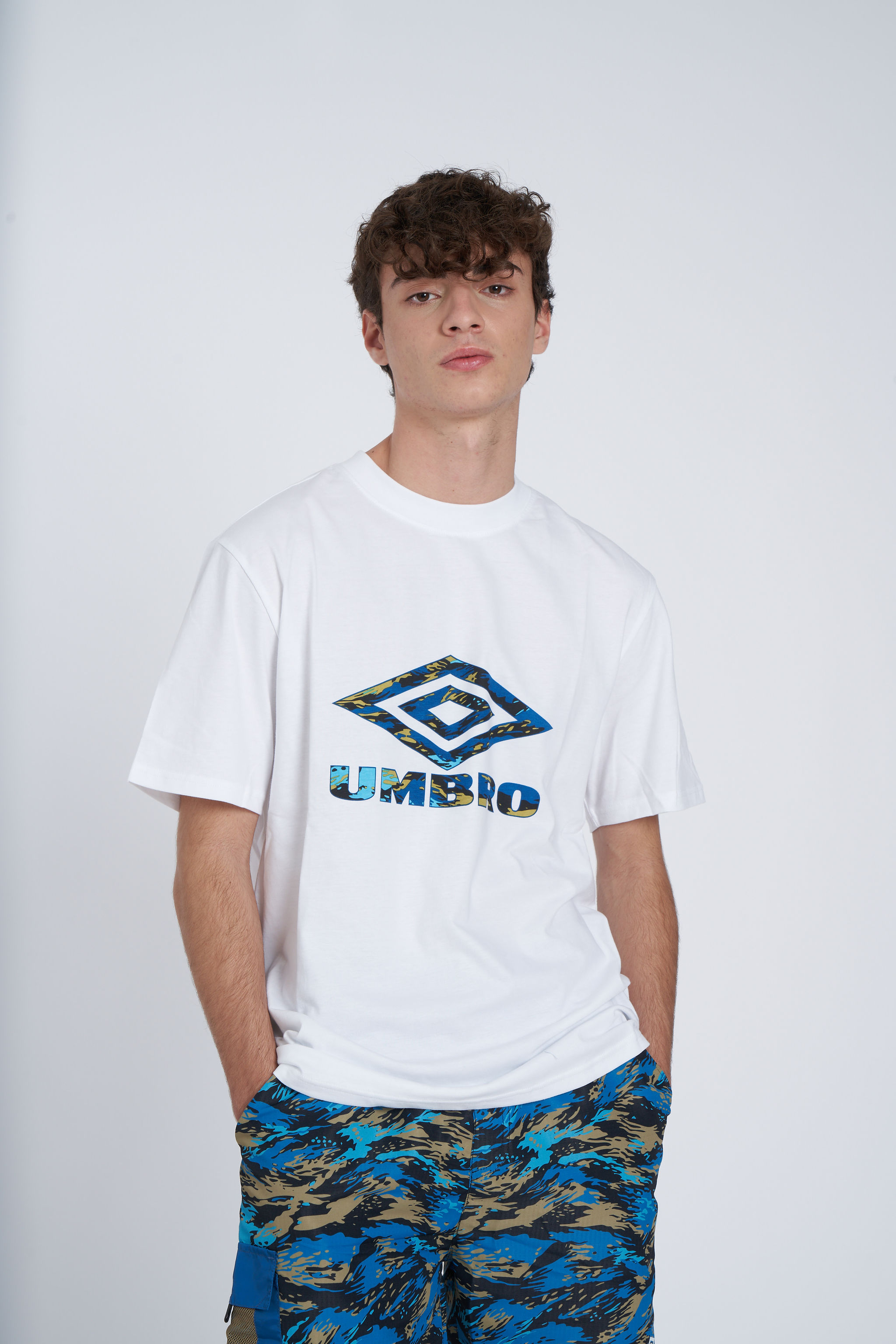 UMBRO RESORT GRAPHIC TEE WHITE / MYKONOS MULTI