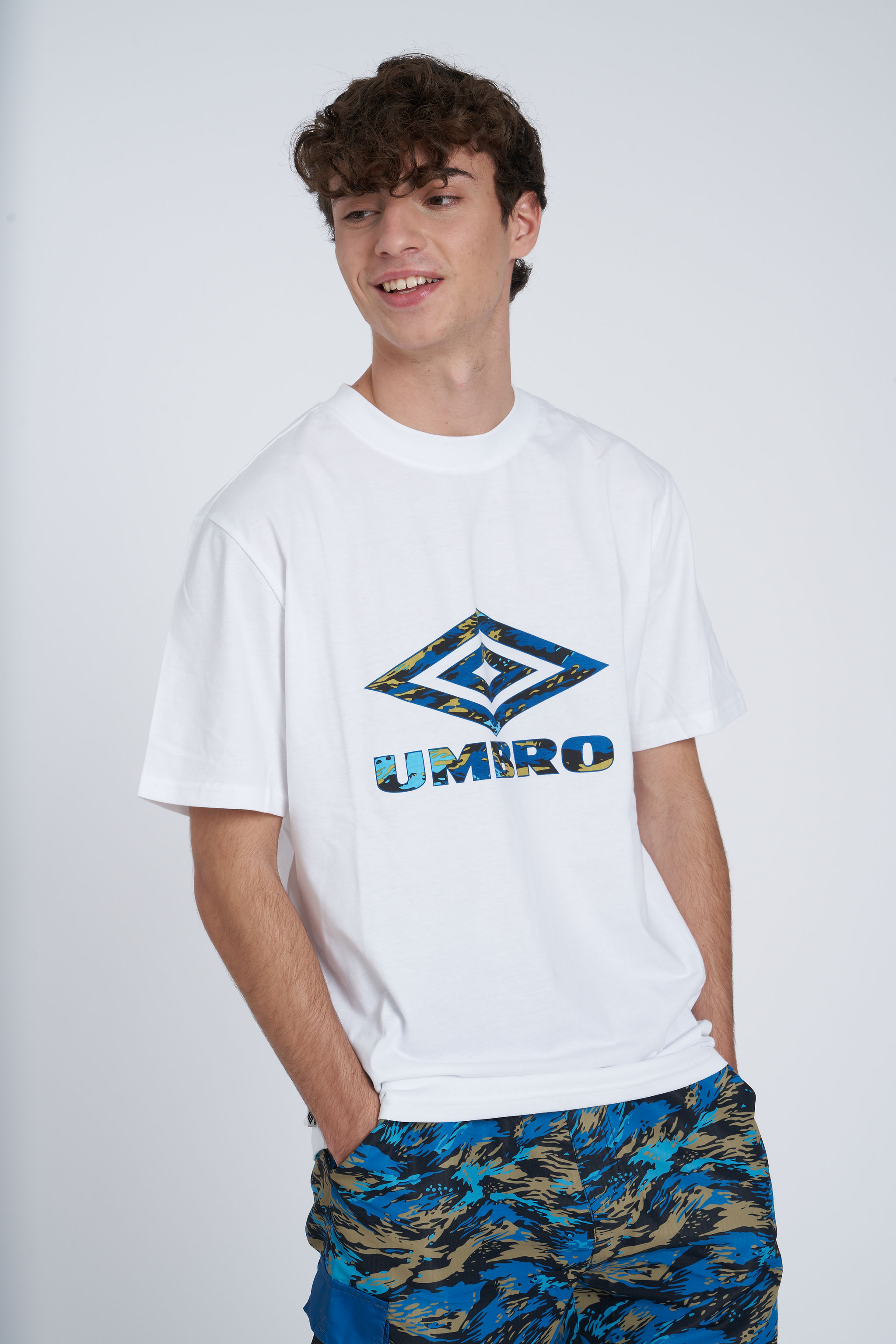 UMBRO RESORT GRAPHIC TEE WHITE / MYKONOS MULTI