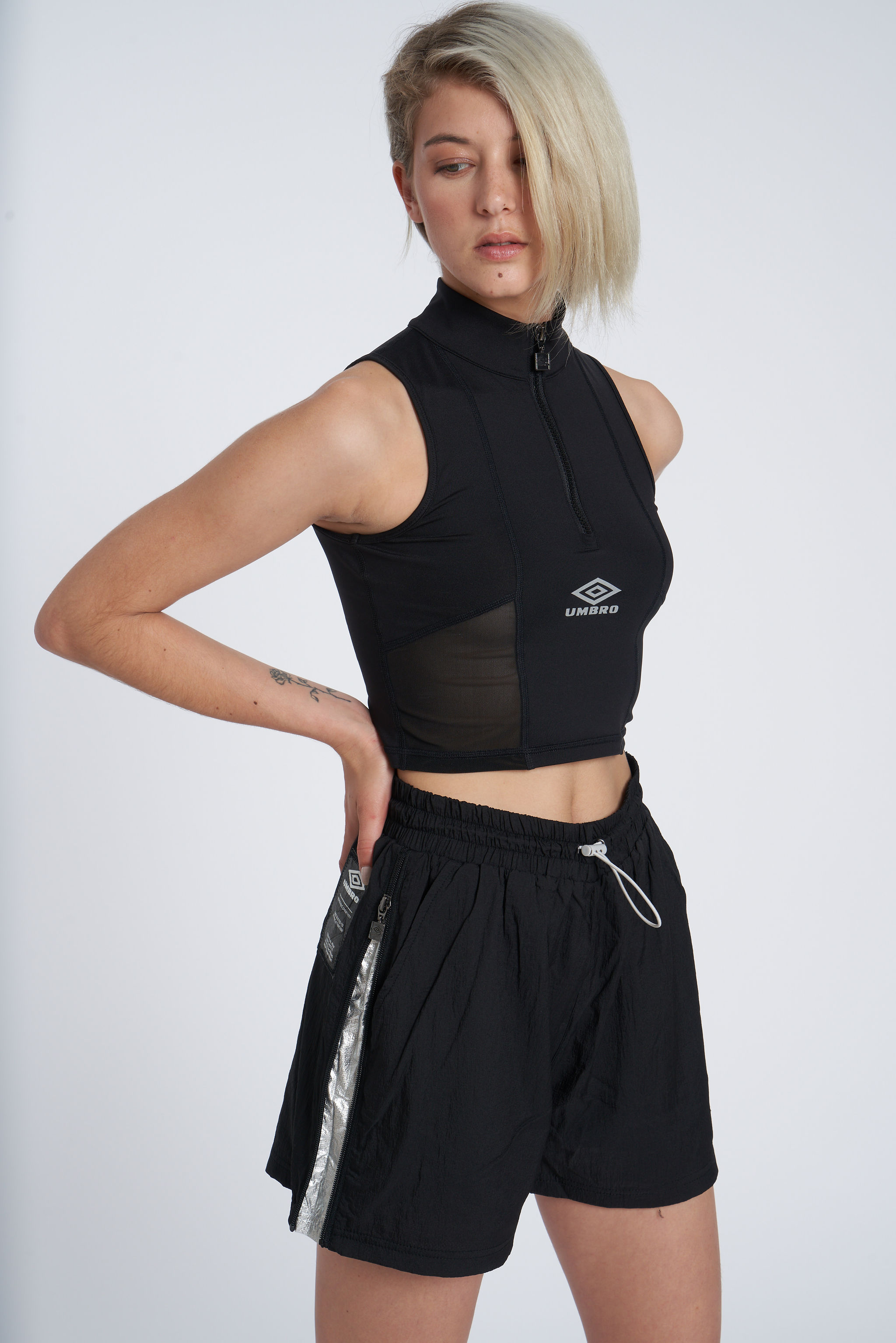 UMBRO REFLECTIVE TECH CROP TOP - WMNS BLACK / REFLECTIVE