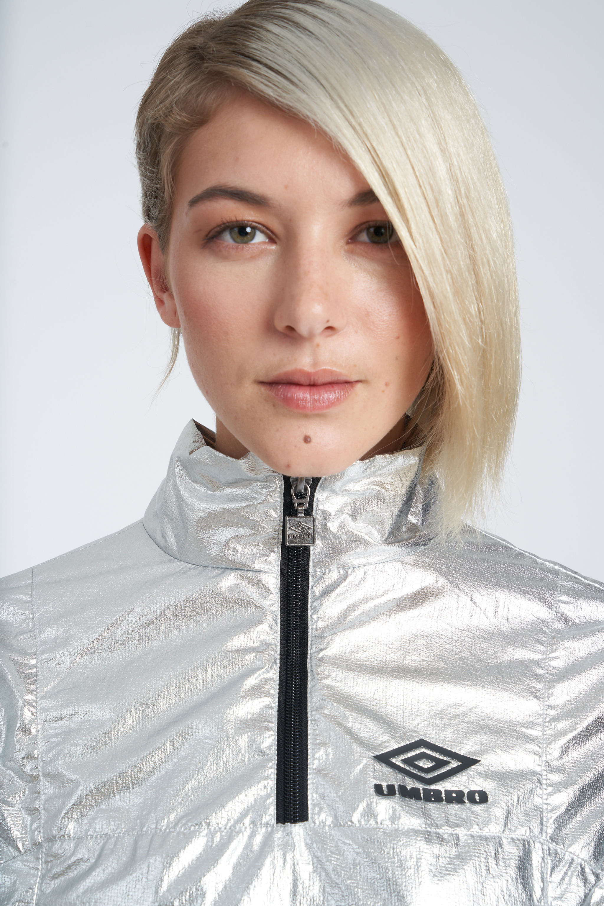 UMBRO REFLECTIVE TECH HZ JACKET - WMNS SILVER / BLACK