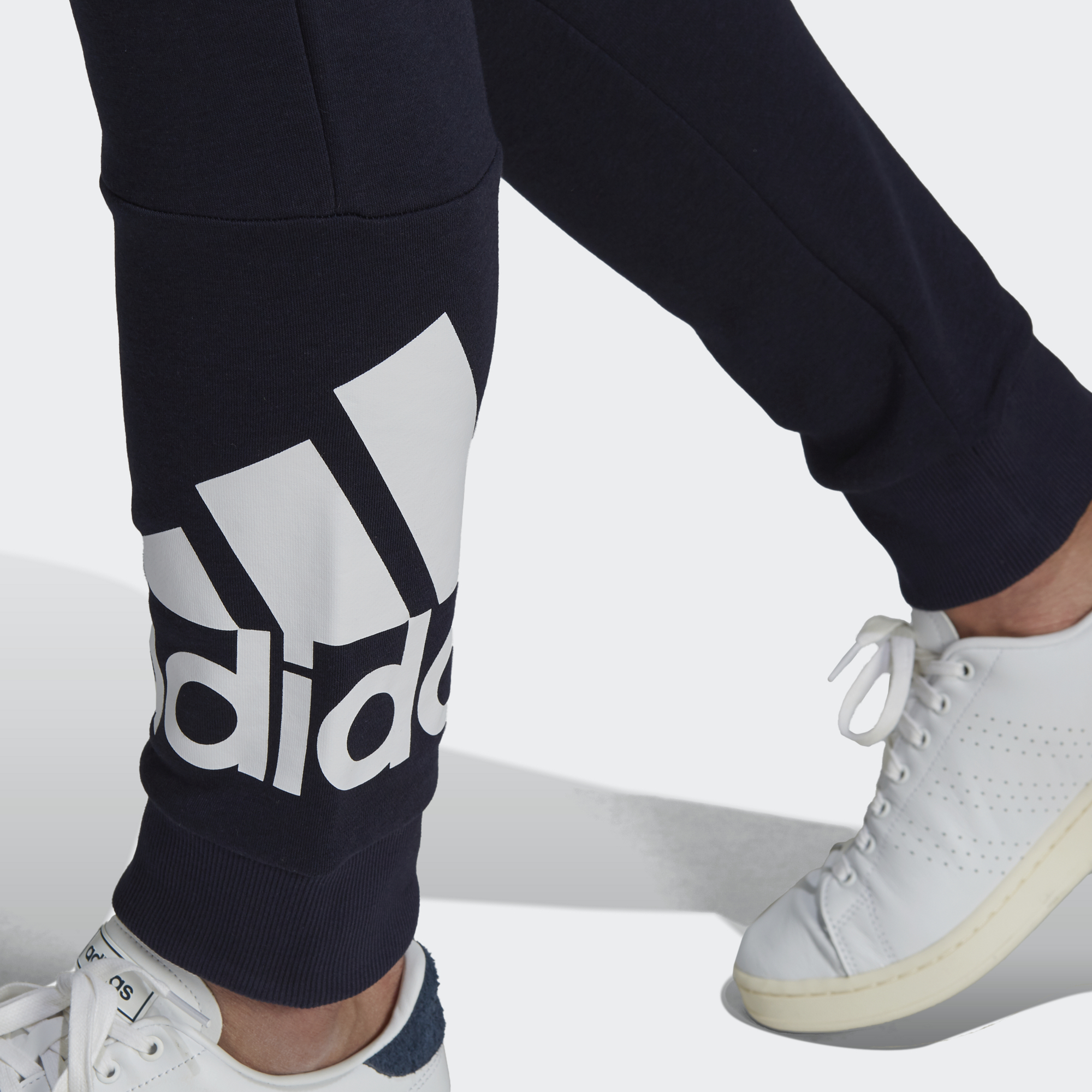 ESSENTIALS TAPERED CUFF LOGO PANTS