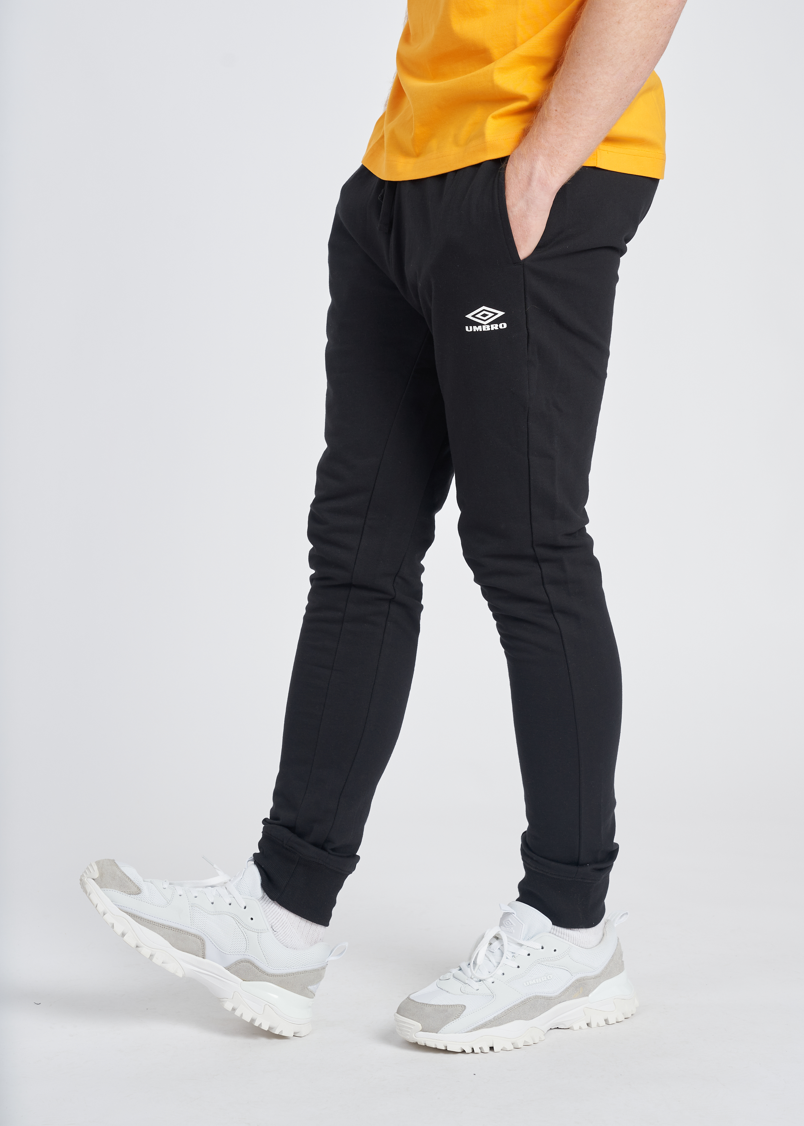 Pantalón Umbro Slim Fit Jogger Black / Brilliant White