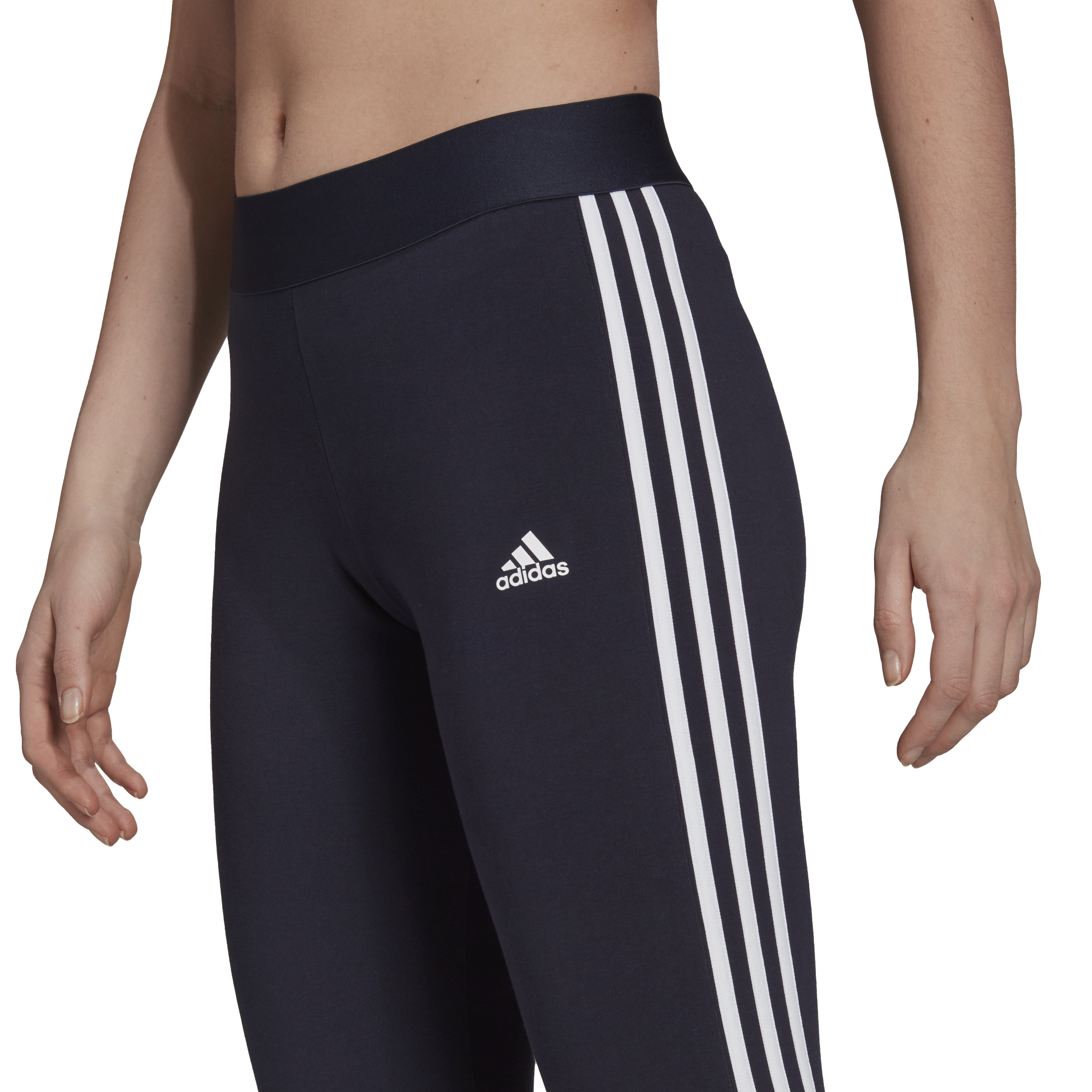 Malla Adidas Essentials Negra