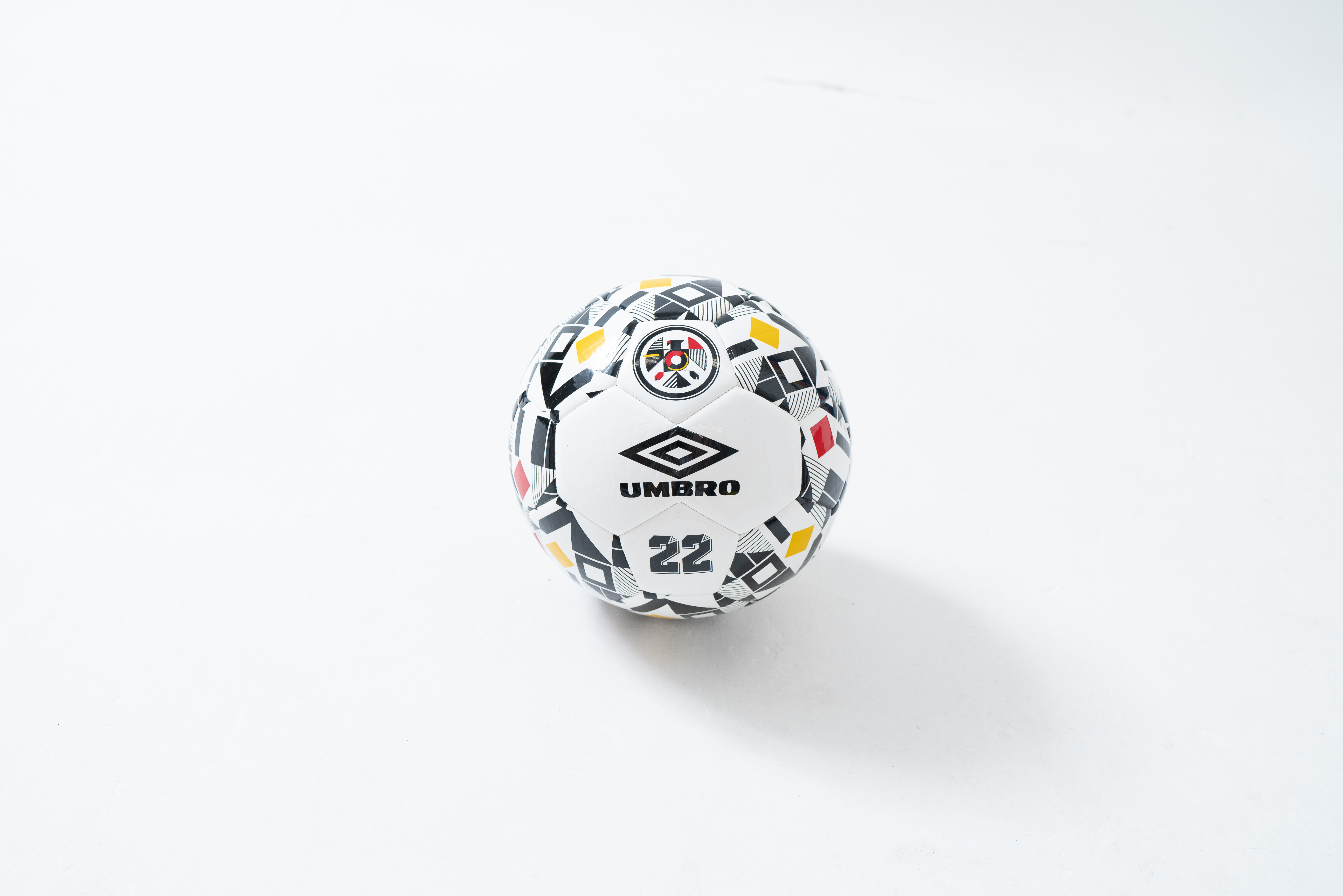 Balón Umbro Germany Supporter Ball White / Black / Old Gold / High Risk Red