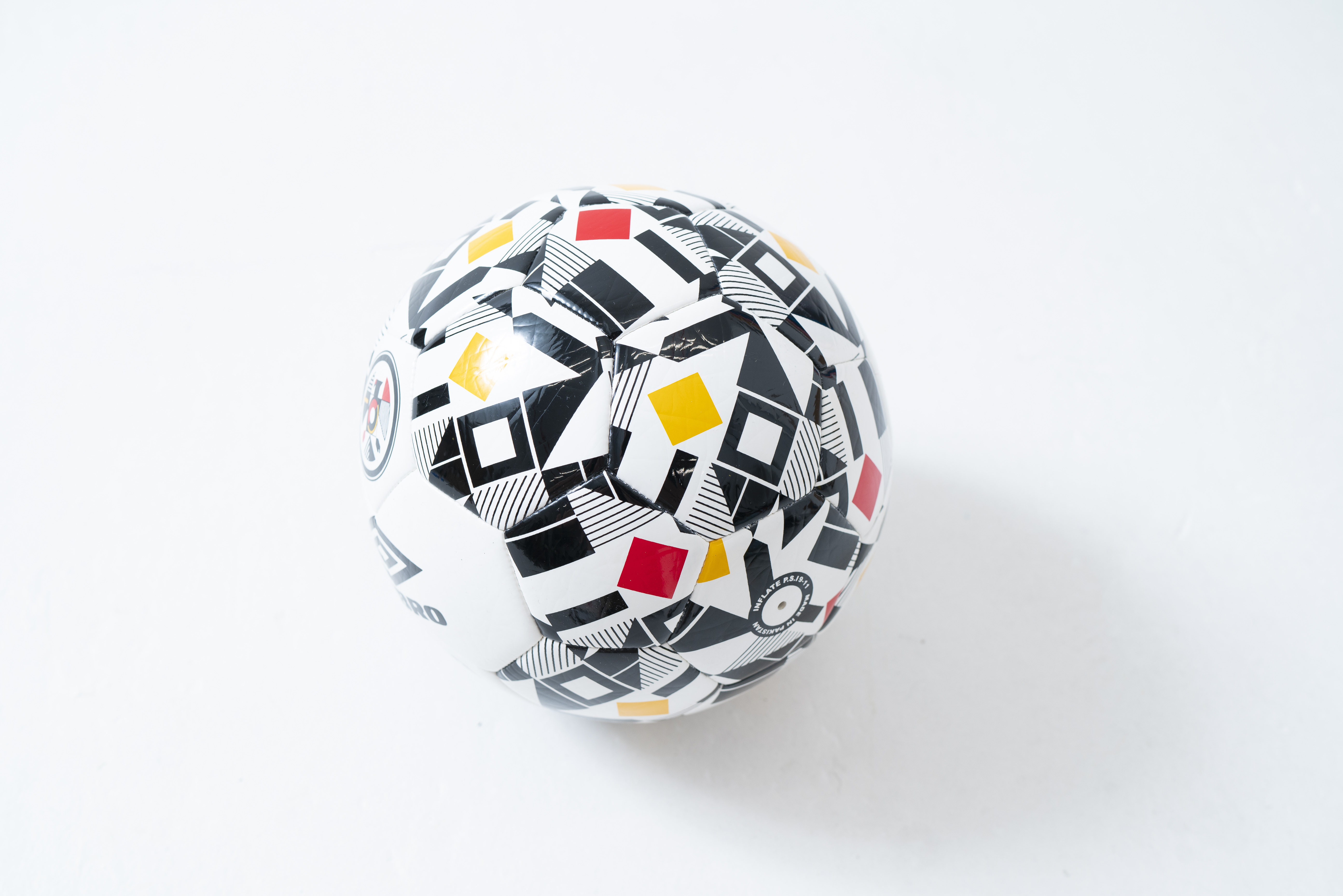 Balón Umbro Germany Supporter Ball White / Black / Old Gold / High Risk Red