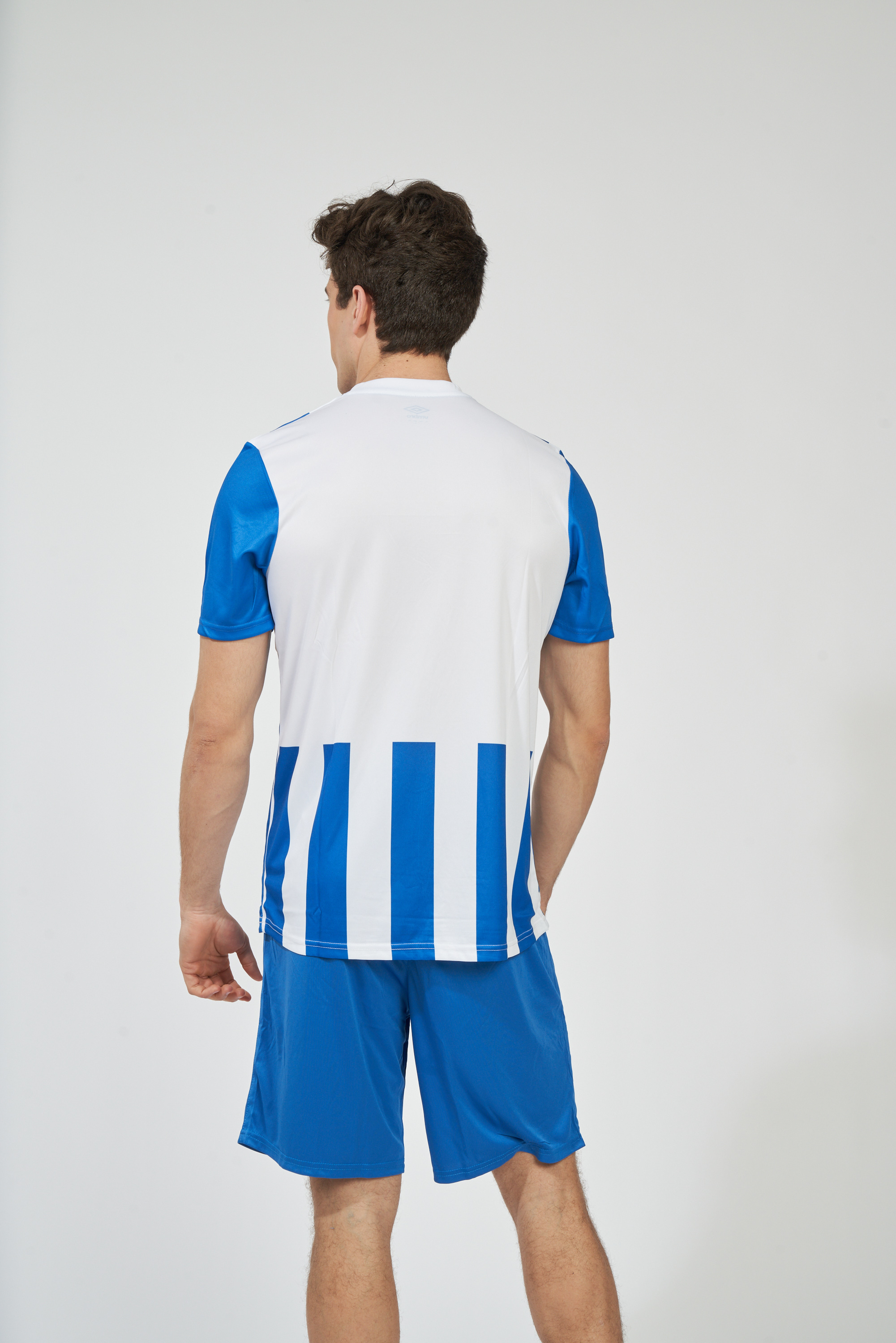 Camiseta Umbro Brave Azul / Blanca Adulto
